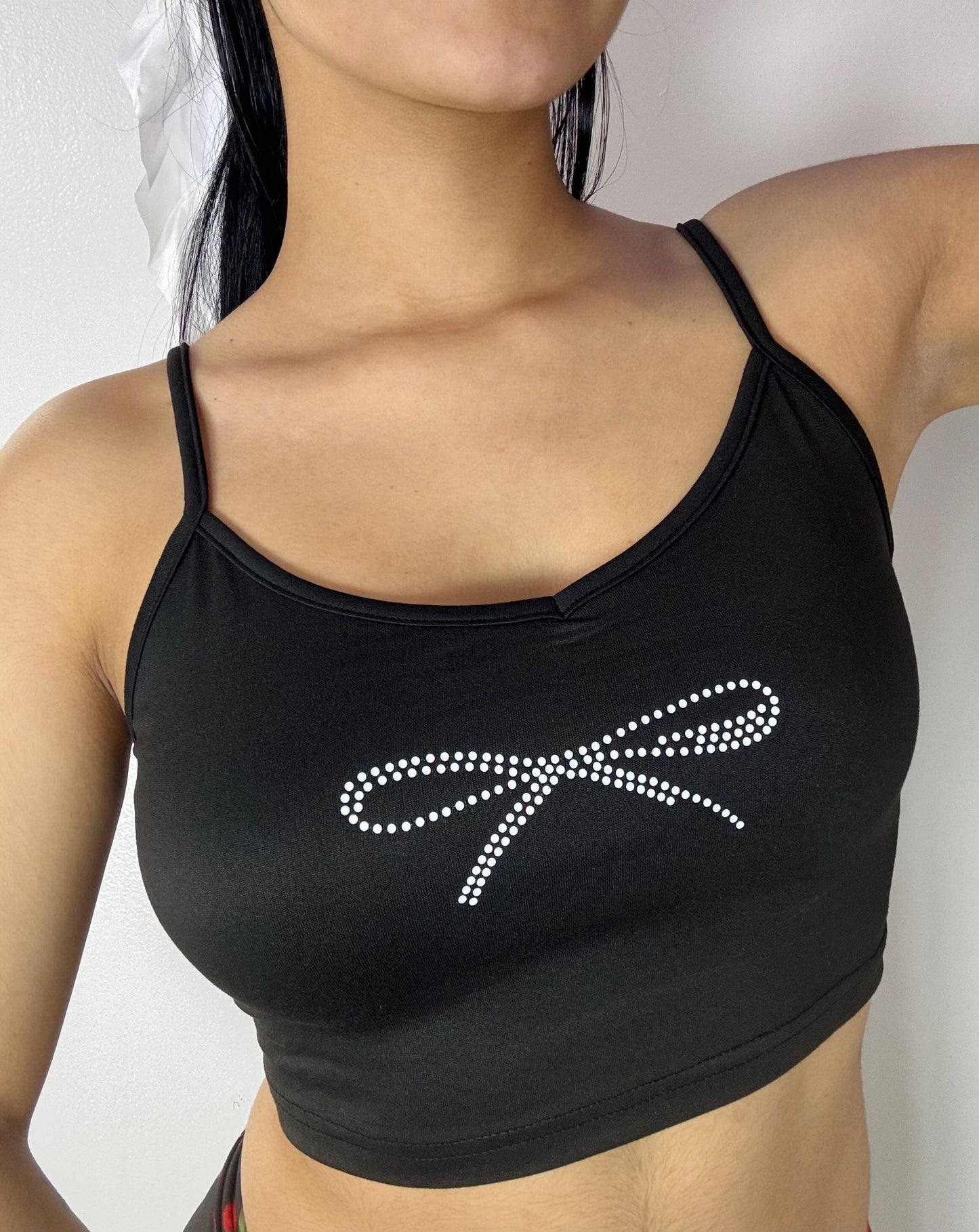 Top Negro con Lazo de Cristales – Toque Elegante