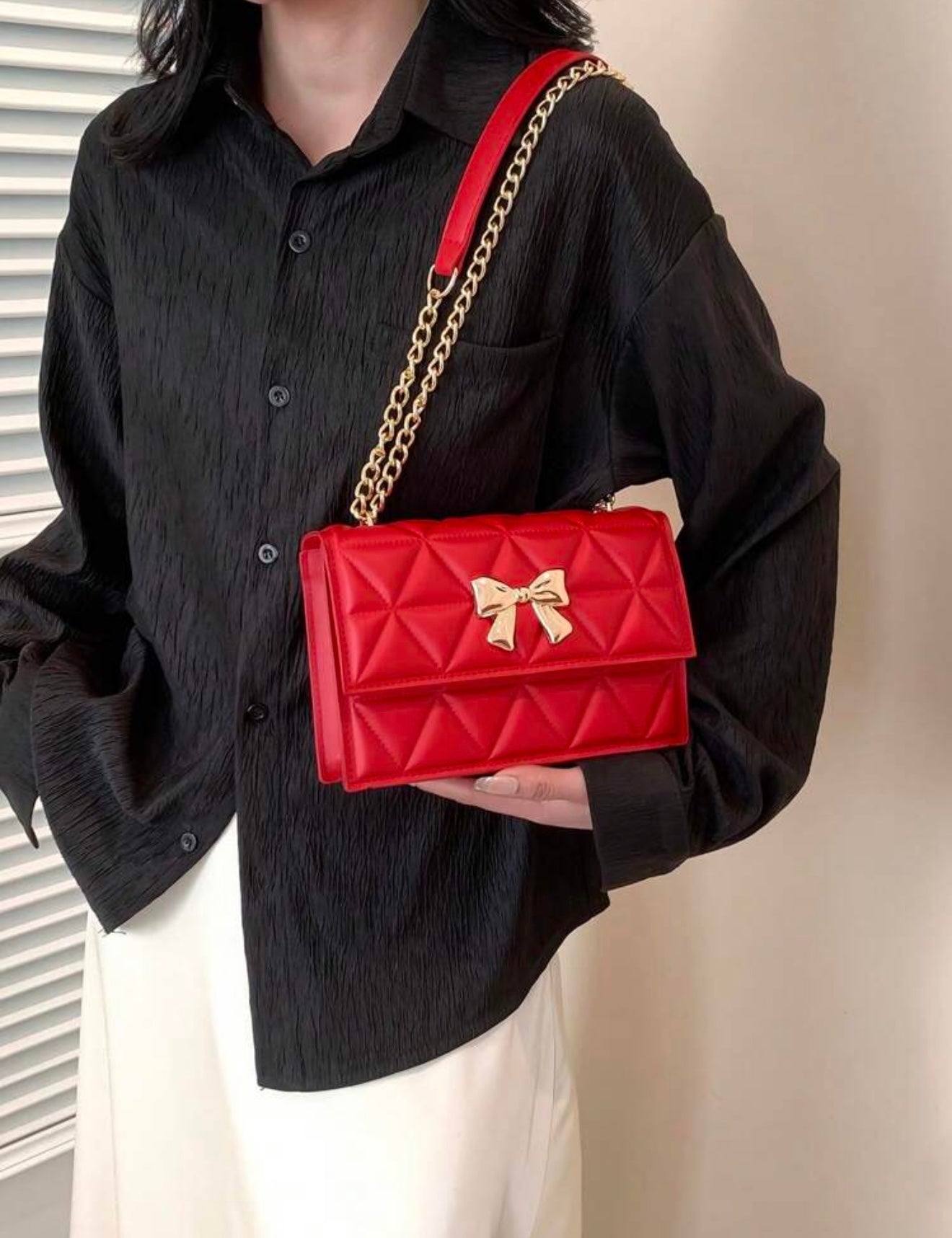 Cartera Red Glam Bow – Elegancia con un toque coqueto