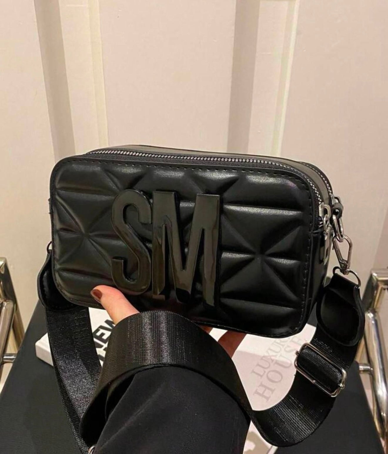 Cartera Acolchada Negra con Letras SM – Estilo Urbano