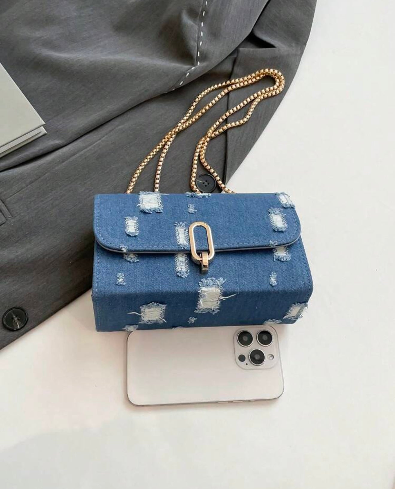 Cartera Denim Rasgada con Cadena Dorada