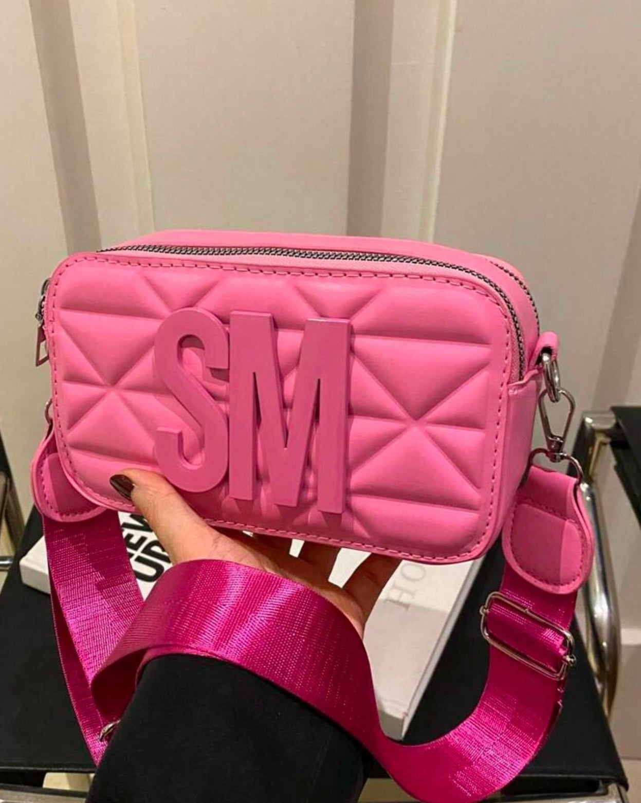 Cartera Acolchada Rosa con Letras SM – Estilo Urbano