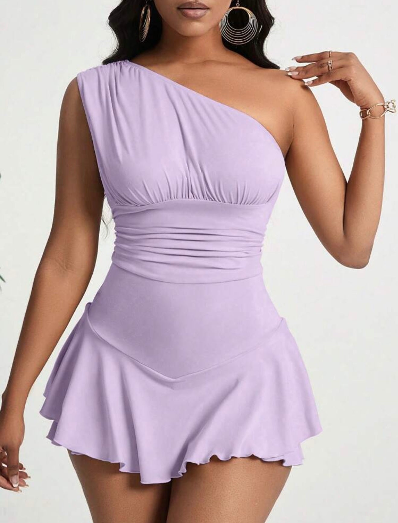 Vestido Corto Asimétrico con Volantes – Morado