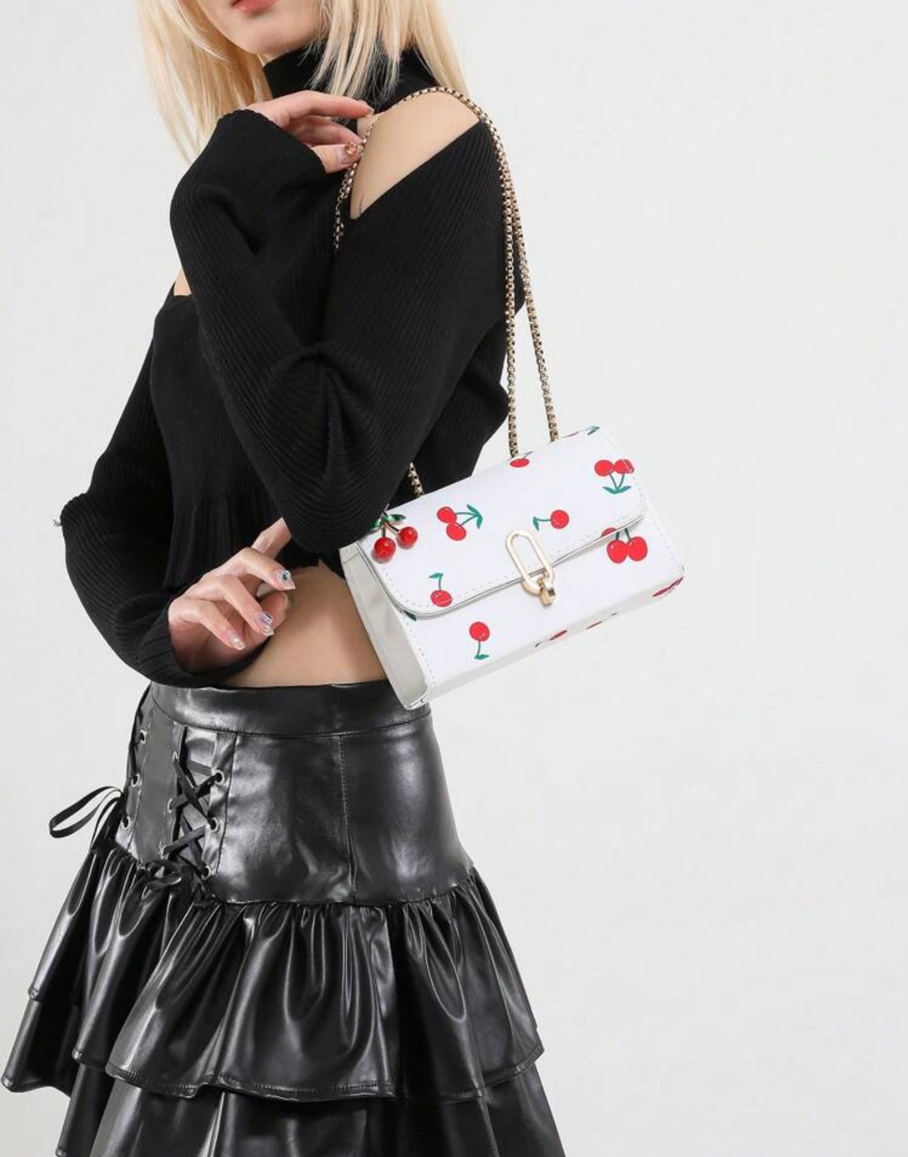 Cartera de Mano Estilo Cereza con Cadena Dorada