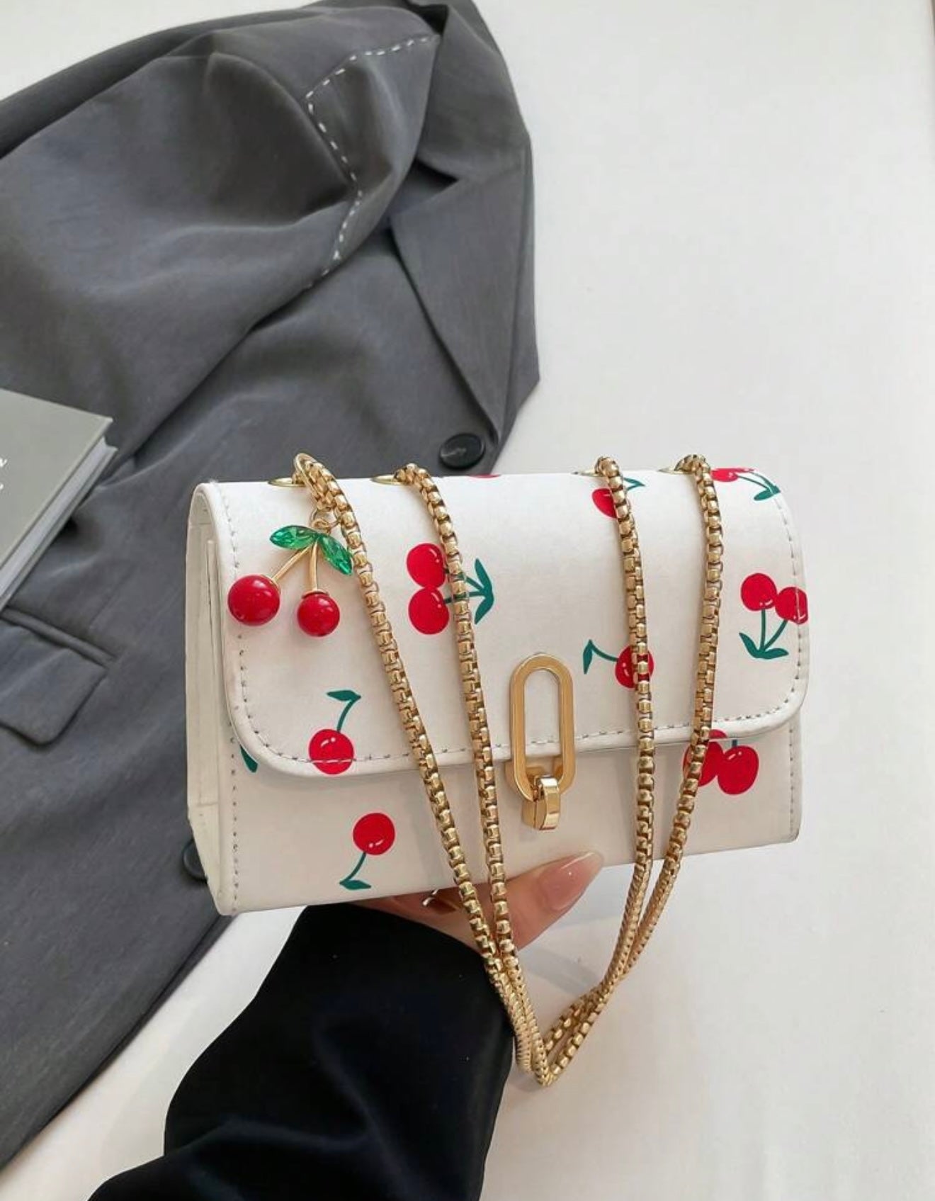 Cartera de Mano Estilo Cereza con Cadena Dorada