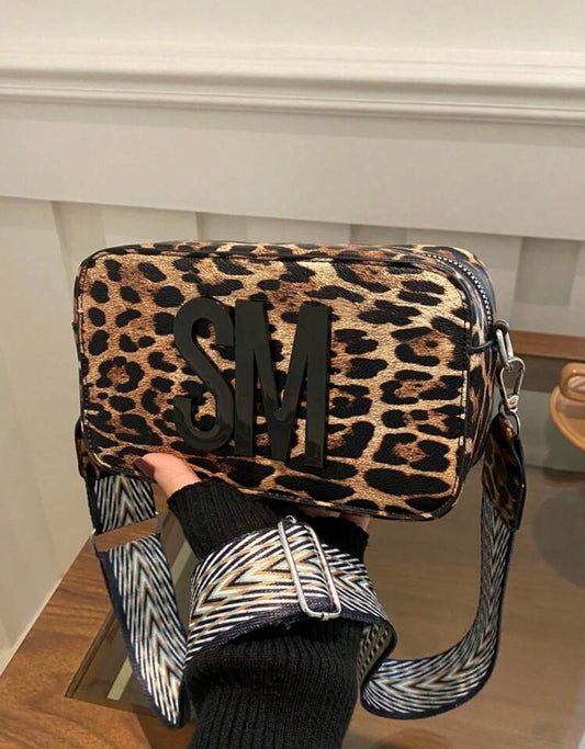 Cartera Estilo Animal Print con Iniciales “SM”